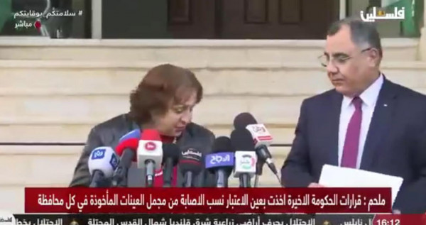 شاهد: هل تبادل الناطق باسم الحكومة كمامته مع وزيرة الصحة في المؤتمر الصحفي؟
