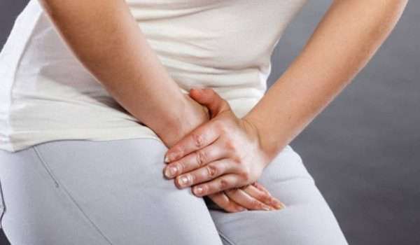 الأضرار الخطيرة لحبس البول لدى النساء