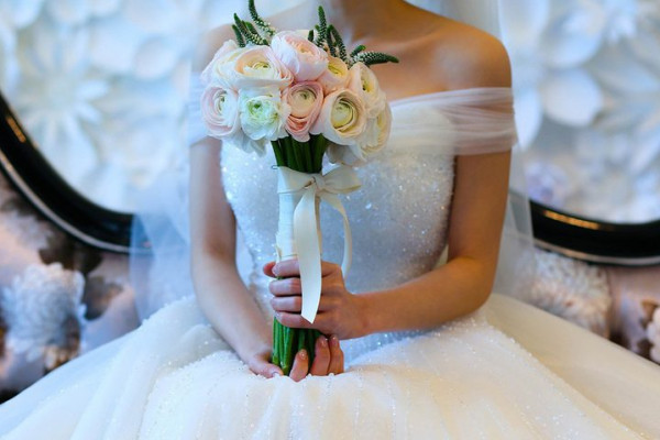 بعد أسبوعين من زواجها..عروسة تتزوج على زوجها وتجمع بينهما