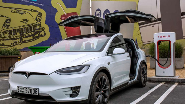سيارات (Tesla) الكهربائية تجتاح شوارع الإمارات كسيارات أجرة