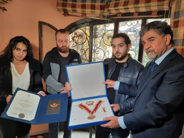 عبد الهادي يسلم نجل الراحل حاتم علي وسام الفنون والثقافة والعلوم النجمة الكبرى