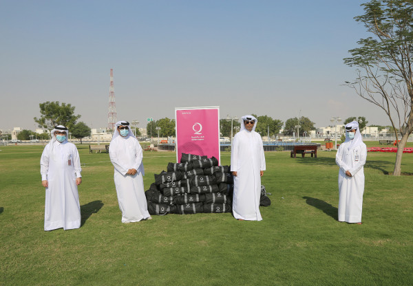 قطر الخيرية تواصل توزيع الحقائب الشتوية على العمال