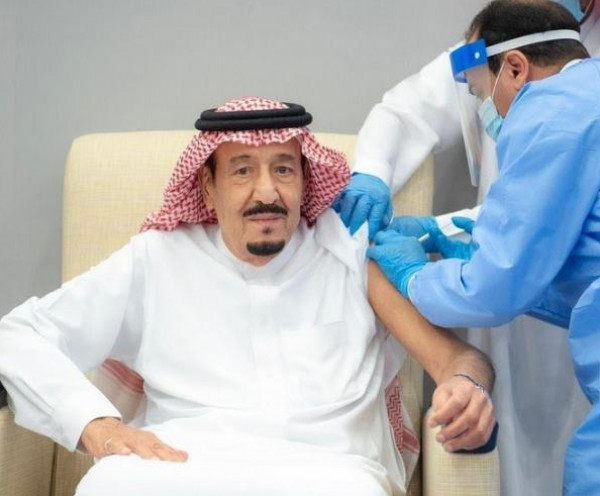 العاهل السعودي يتلقى الجرعة الأولى من لقاح (كورونا)