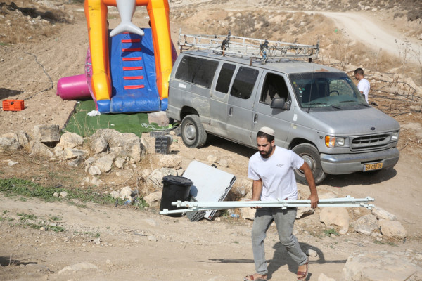 رام الله: مستوطنون يهاجمون مركبات المواطنين قرب ترمسعيا