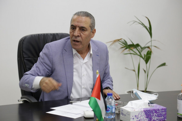 حسين الشيخ: إسرائيل تمارس العنصرية برفضها إعطاء الأسرى لقاحات (كورونا)