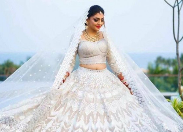 إليكِ فستان زفاف هندي أبيض لزفافك هذا الموسم
