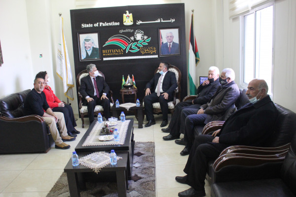 رئيس بلدية بيتونيا يبحث مع سفير البرازيل لدى فلسطين سبل التعاون المشترك