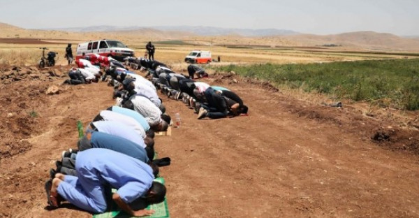 مواطنون يؤدون الصلاة الجمعة فوق الأراضي المهددة بالاستيلاء في "الرأس"