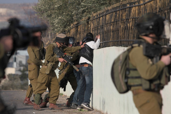 قوات الاحتلال تعتقل شاباً من جنين وتقتحم حزما والطور في القدس
