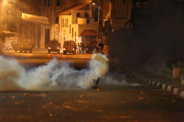 طوباس: الاحتلال يصيب شاباً بقنبلة غاز في الرأس وآخرين بالاختناق خلال المواجهات