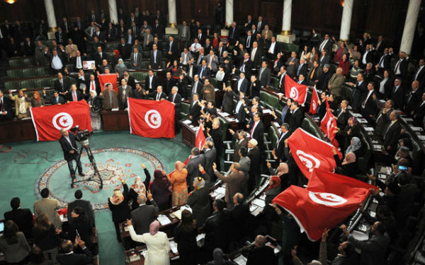 وسط تصاعد الاحتجاجات.. البرلمان التونسي يُوافق على تعديل وزاري