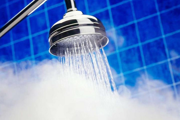 احذر الاستحمام بالماء الساخن وتراكم البخار بالحمام.. لسبب مميت