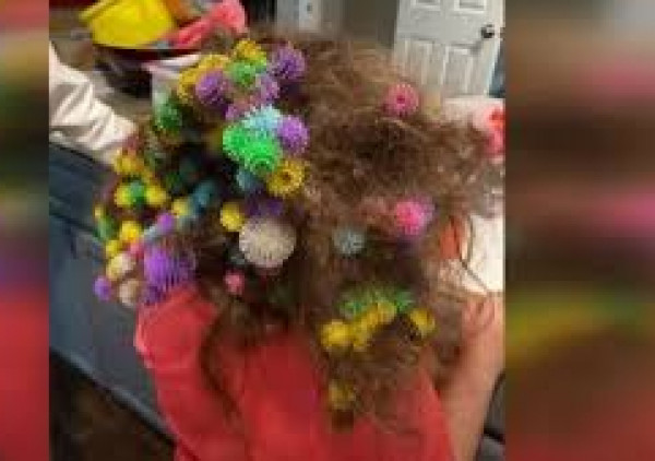 شاهد: سيدة تقضي 20 ساعة لتخليص شعر ابنتها من 150 قطعة ألعاب