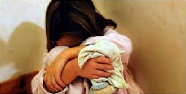 بعد تجرده من مشاعر الإنسانية.. شاب يغتصب طفلة عمرها 3 أعوام