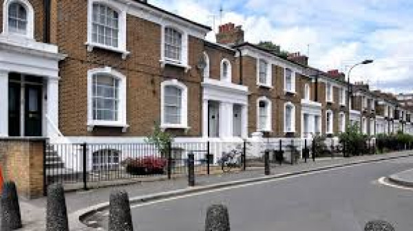 شاهد: أضيق منزل في لندن يعرض للبيع بسعر غير معقول