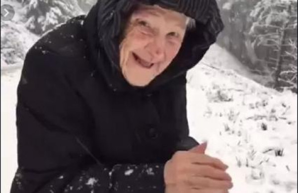 عجوز تسعينية تقطع 10 كم مشيًا على الثلج لهذا السبب