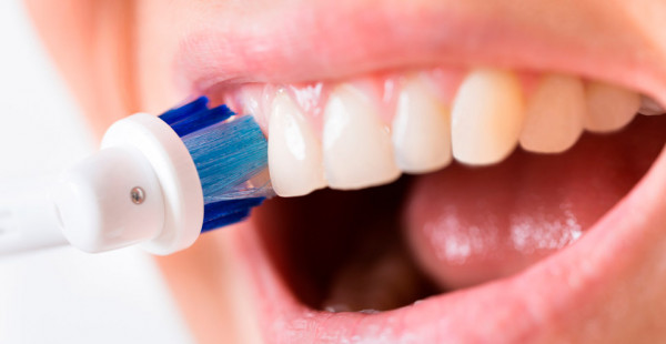مخاطر كارثية.. خبيرة تحذر من تنظيف الأسنان في هذا الوقت