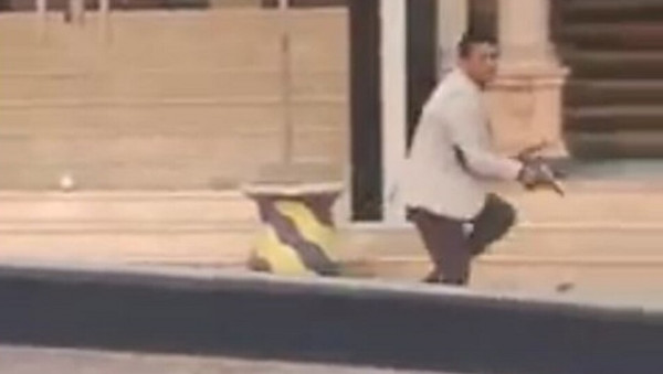 فيديو: مصري يطلق النار عشوائياً في الشارع بسبب "زوجته"