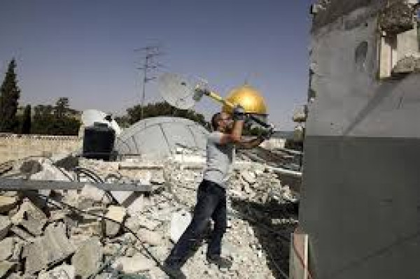 الاحتلال يُجبر مقدسيين على هدم منزل ومنشأة تجارية في القدس