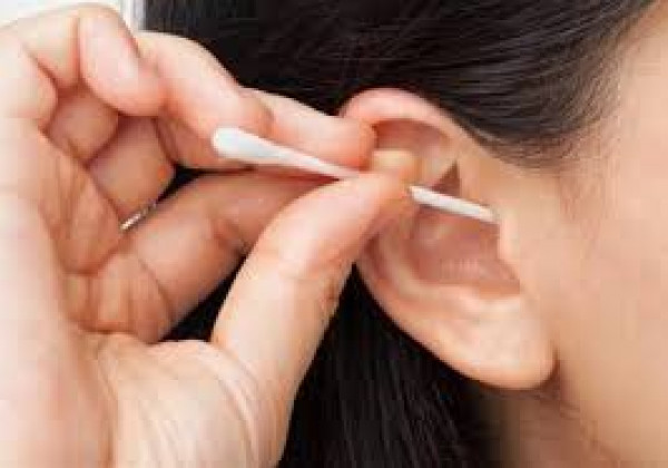 كم مرة يجب أن تنظف أذنيك ؟