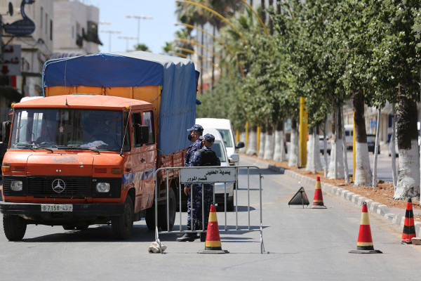 الخليل: الشرطة تحرر مخالفات وتغلق محال تجارية
