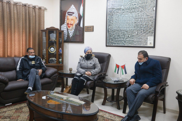 ممثلين من المركز الفلسطيني لقضايا السلام وجمعية قلقيلية النسائية يزوران بلدية قلقيلية