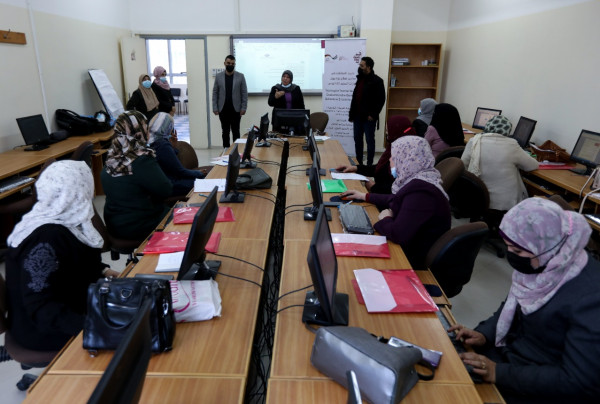 جمعية الخريجات الجامعيات تفتتح دورة تدريبية للمعلمات بغزة حول تقنيات التعليم الالكتروني