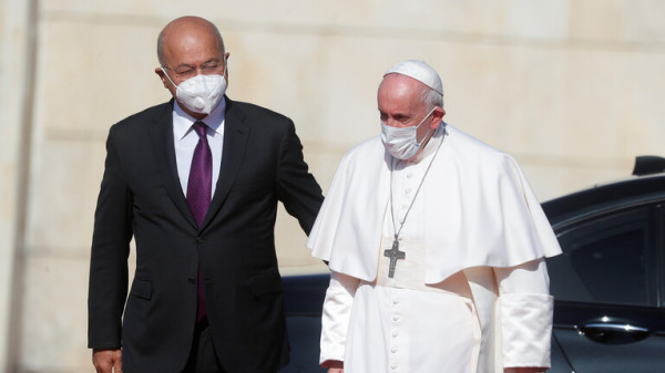 البابا فرنسيس يصل قصر بغداد ويلتقي الرئيس العراقي