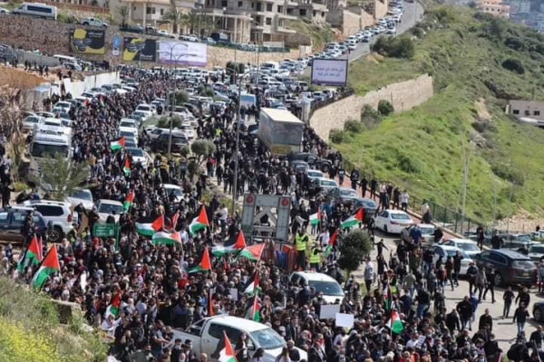 تظاهرة حاشدة بالأعلام الفلسطينية في أم الفحم ضد شرطة الاحتلال الإسرائيلي