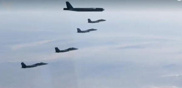 شاهد: طائرات B52 الأمريكية تحلق في المجال الجوي للاحتلال