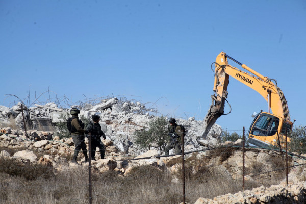 الاحتلال يهدم منزلًا قيد الانشاء وبئر مياه شرق بني نعيم في الخليل