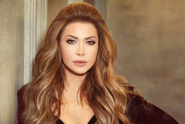 على طريقة نوال الزغبي.. تألقي باللون الذهبي موضة العام