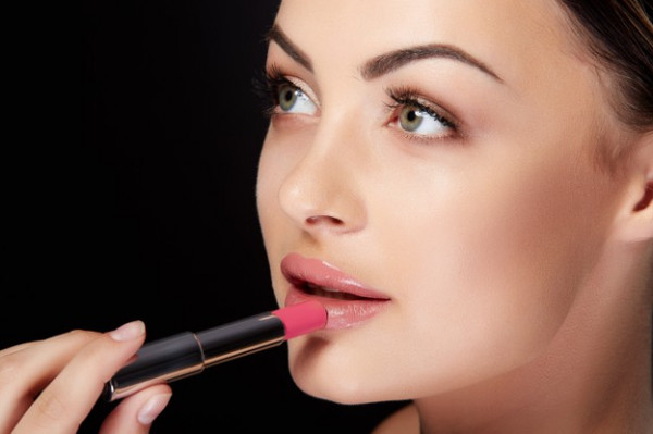 شاهدي: أجمل الإطلالات لمكياج المرأة العاملة
