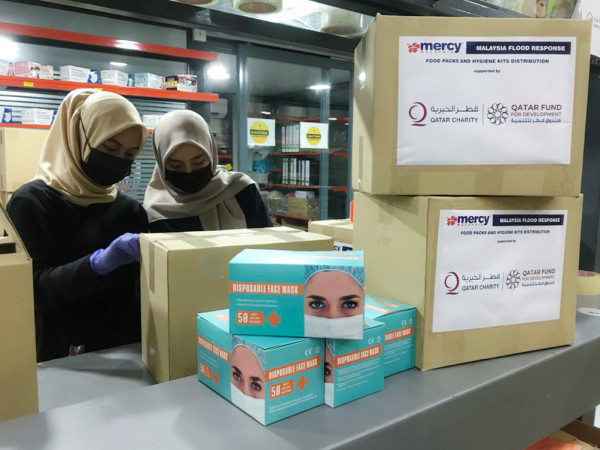 قطر الخيرية توزع مساعدات عاجلة على متضرري فيضانات ماليزيا