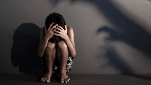 بعد تجرده من المشاعر.. رجل يغتصب أطفاله الثلاثة بلا رحمة