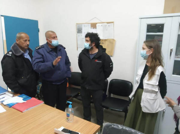 تنمية الخليل تسلم طرودا لنزلاء مركز اصلاح الظاهرية وللأسر الفقيرة بالمدينة