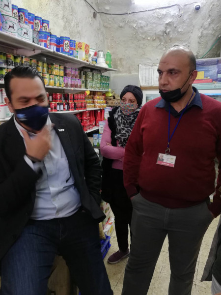 تنمية الخليل والغذاء العالمي يتفقدان الأسر المهمشة في البلدة القديمة