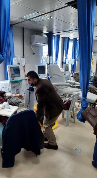 تنمية يطا وأطباء بلا حدود يوزعان طرود صحية لمرضى مستشفى أبو حسن القاسم