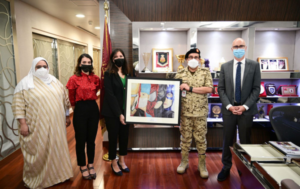 مدرسة الرفاع فيوز الدولية تهدي لوحة فنية إلى قائد الخدمات الطبية الملكية
