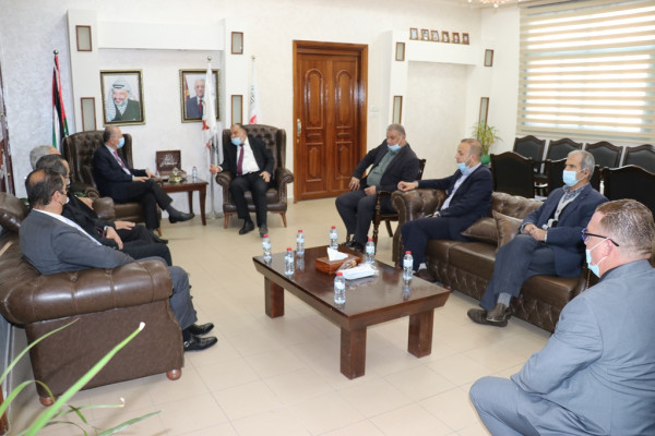 رئيس بلدية الخليل يبحث مشاريع اقتصادية مع رئيس صندوق الاستثمار الفلسطيني
