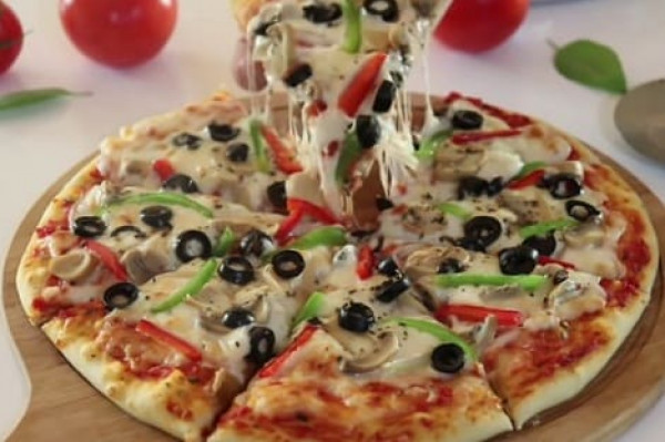 طريقة تحضير عجينة البيتزا السهلة في عشر دقائق