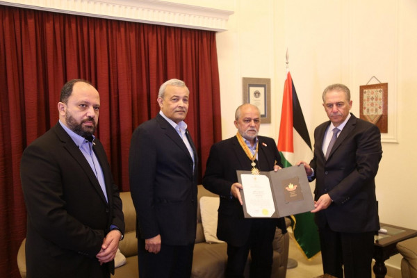 الرئيس عباس يمنح أمين عام الصليب الأحمر اللبناني وسام بيت لحم