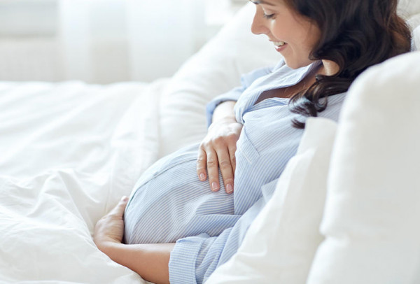 هل الصيام يؤثر على الحامل في شهورها الأولى ؟