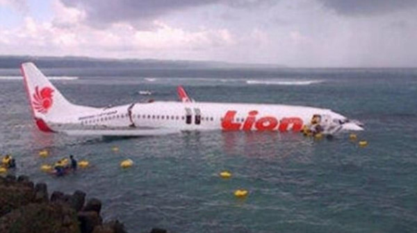 شاهد: سقوط طائرة فوق مياه شاطئ مكتظ بالسباحين وتسبب الهلع