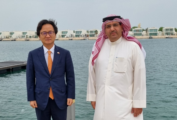 السفير الكوري الجنوبي يطلع على مشاريع درة البحرين