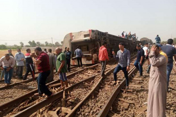 مصر: ما أسباب تركيب قطع خشبية في قضبان سكة قطار طوخ؟
