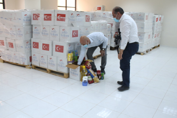 "التنمية" تتسلم من (تيكا) 2000 طرد غذائي للأسر الفقيرة والمنكشفة