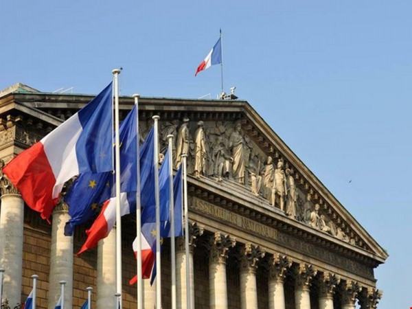 فرنسا تتوعد روسيا بعواقب في حال "الهجوم على سيادة أوكرانيا"