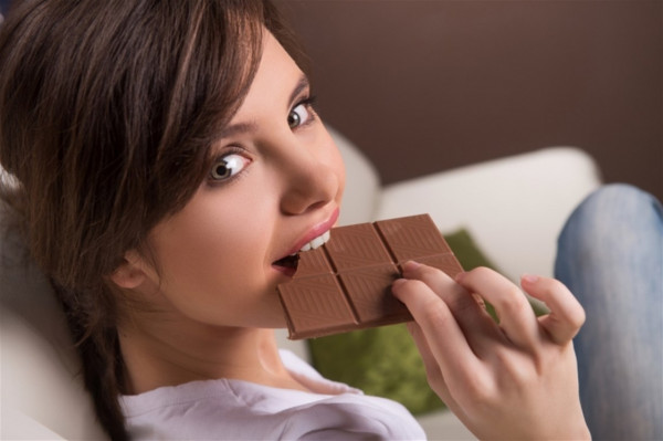 هل تسبب الشوكولاتة نمو حب الشباب والبثور لدى الفتيات ؟