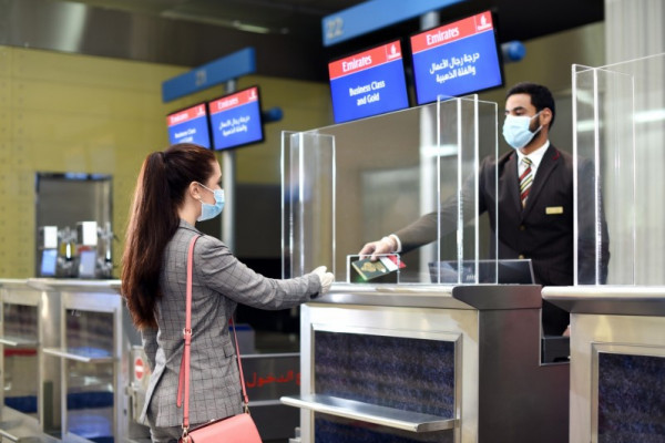 طيران الإمارات وهيئة الصحة تبدآن العمل بالتحقق الرقمي لسجلات "كوفيد-19" للمسافرين
